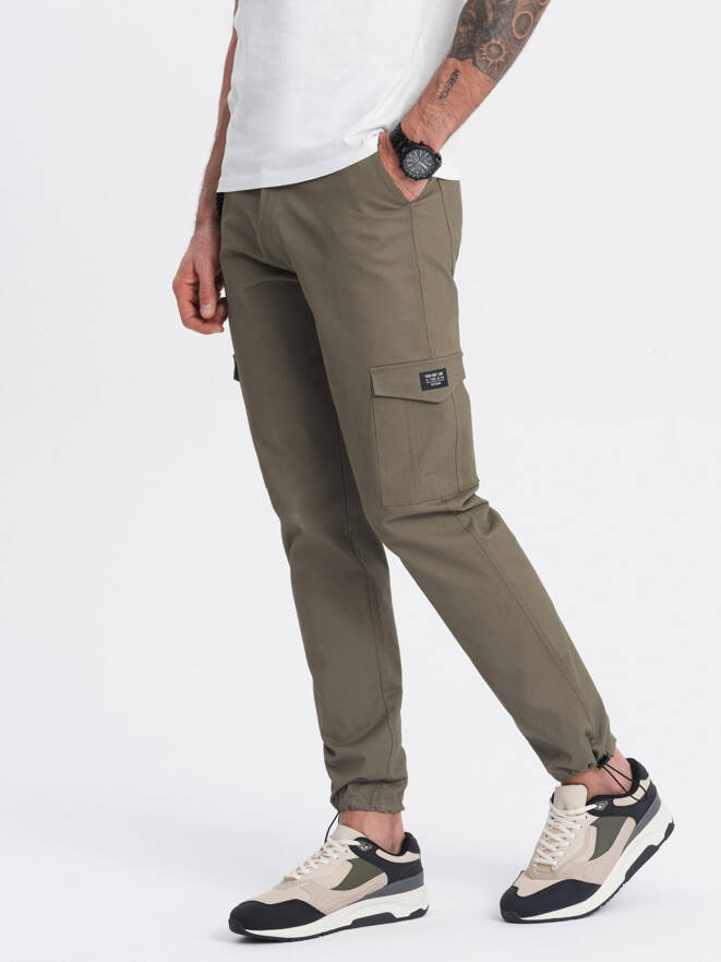 Pánské kalhoty s nákladovými kapsami a lemem nohavic - tmavě olivově zelené V1 OM-PACG-0189