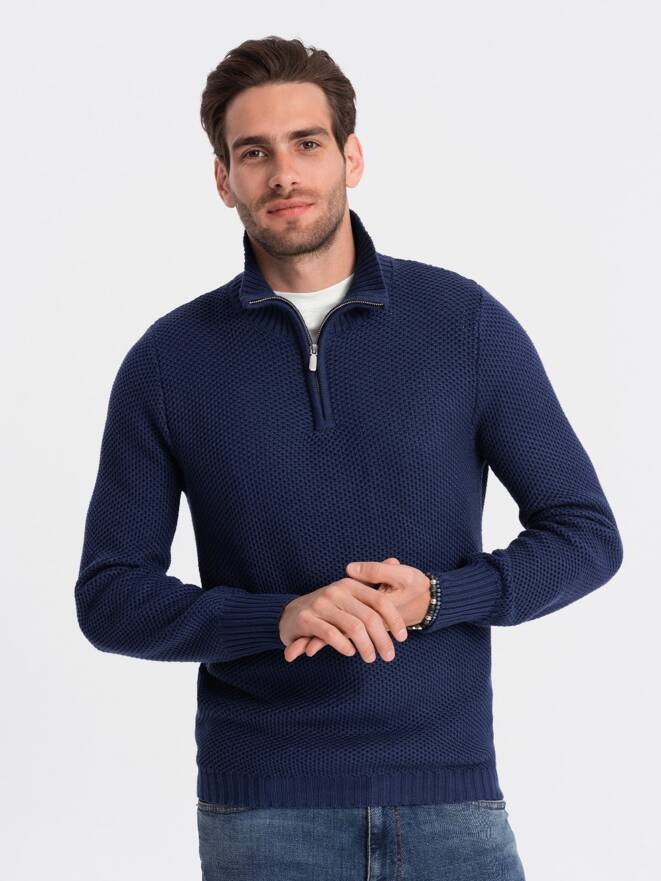 Pánský pletený svetr se stojáčkem - tmavě modrý V7 OM-SWZS-0105