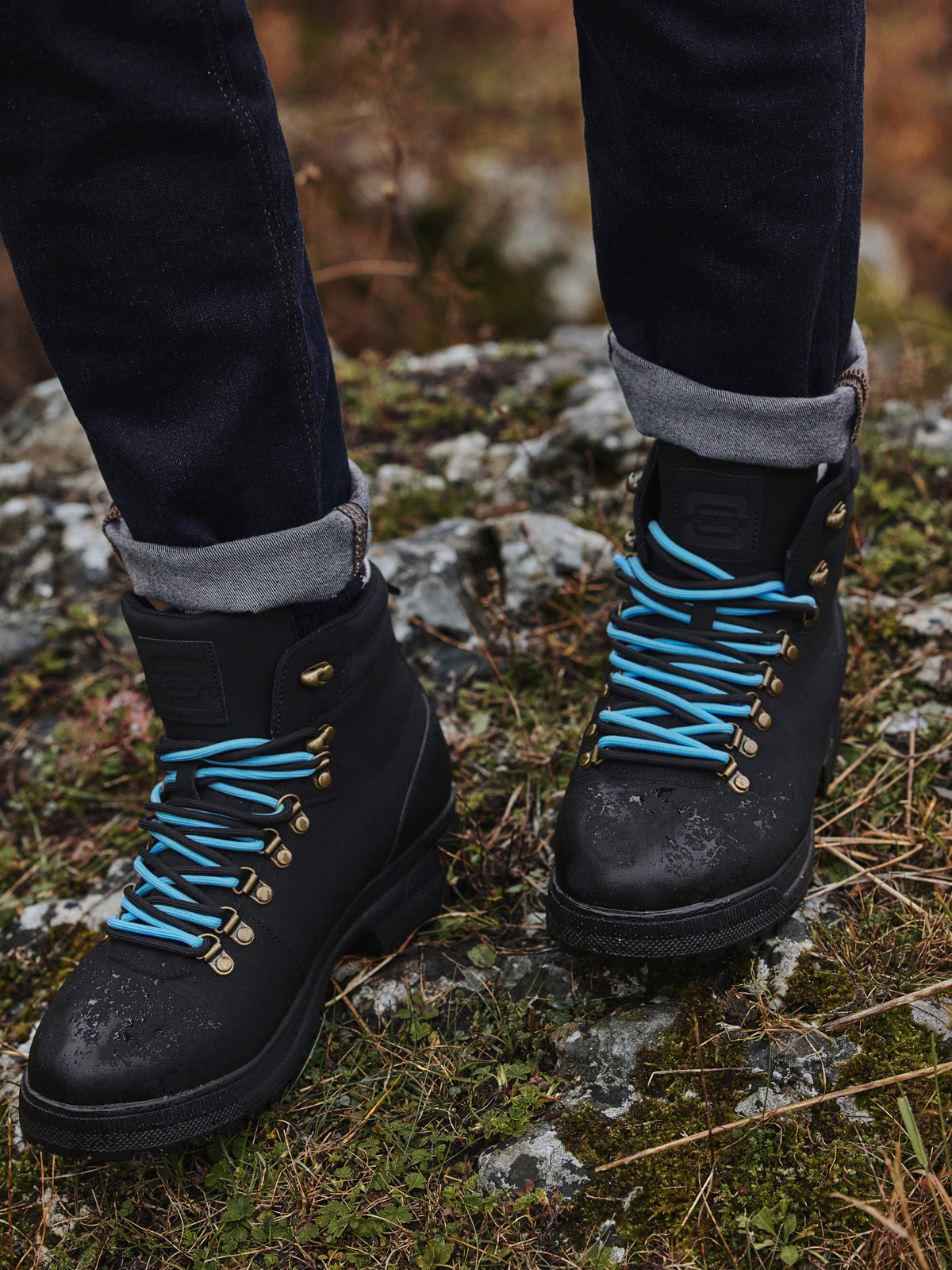Levně Pánské zimní trekové boty s kontrastními tkaničkami - černé V3 OM-FOBO-0132