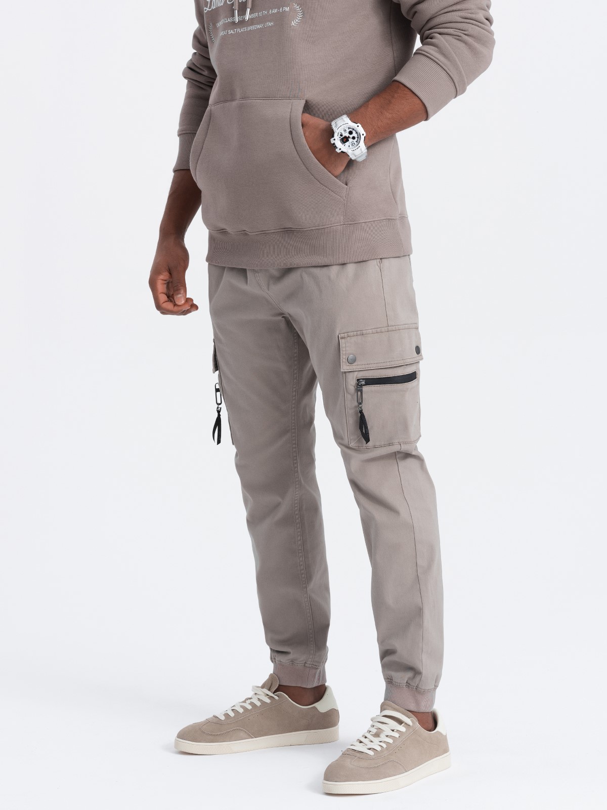 Levně Pánské kalhoty JOGGER s cargo kapsami na zip - tmavě béžové V2 OM-PAJO-0125