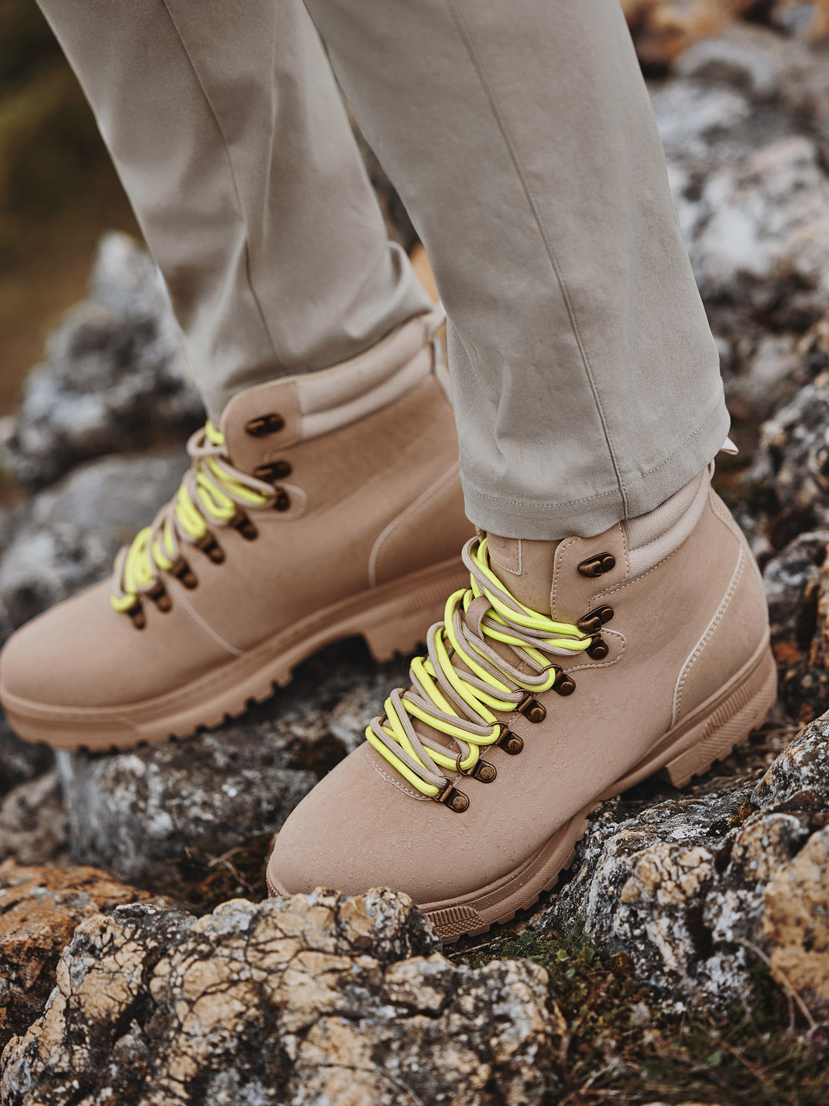 Levně Pánské zimní trekové boty s kontrastními tkaničkami - sand V1 OM-FOBO-0132