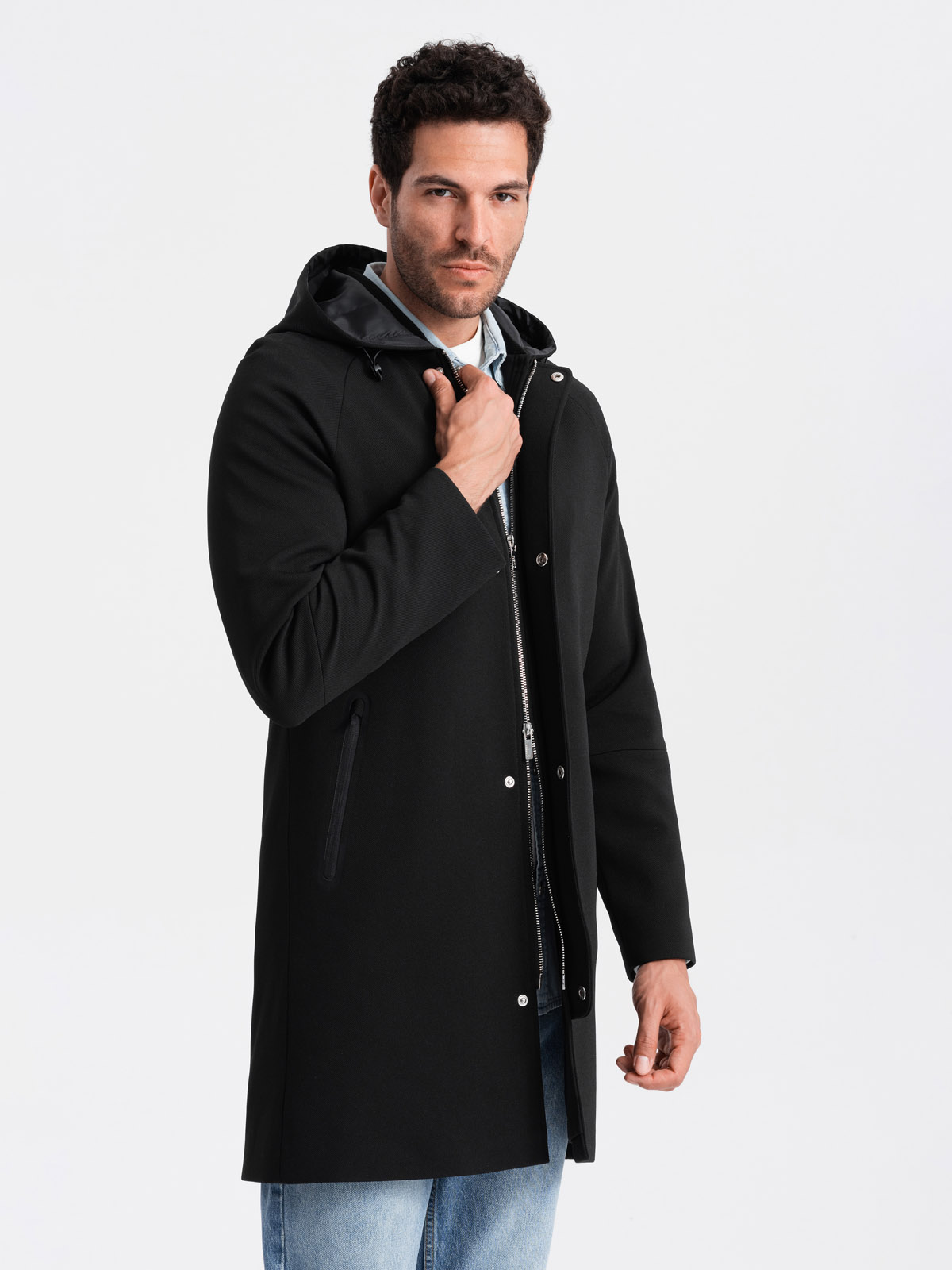 Levně Pánský jemný žebrovaný kabát s kapucí - černý V2 OM-COSC-0112