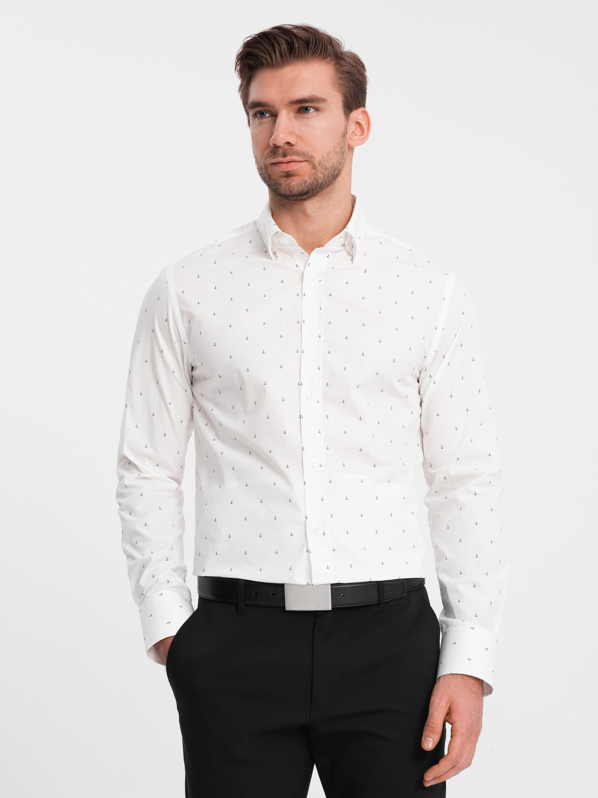 Levně Pánská klasická bavlněná košile SLIM FIT s kotvami - bílá V3 OM-SHCS-0156