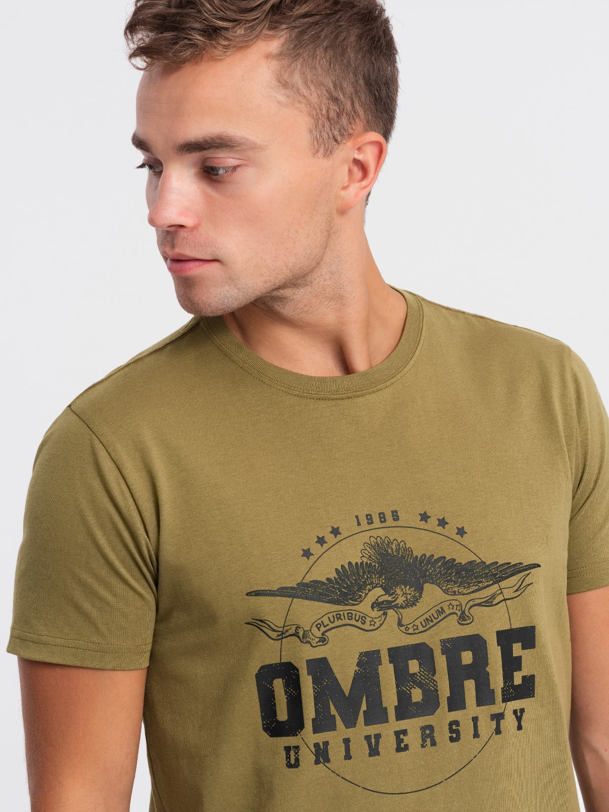 Levně Pánské bavlněné tričko s vojenským potiskem - khaki V2 OM-TSPT-0164