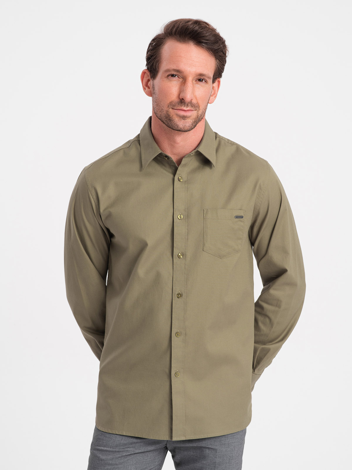 Levně Pánská bavlněná košile s kapsou REGULAR FIT - olivová V2 OM-SHCS-0147
