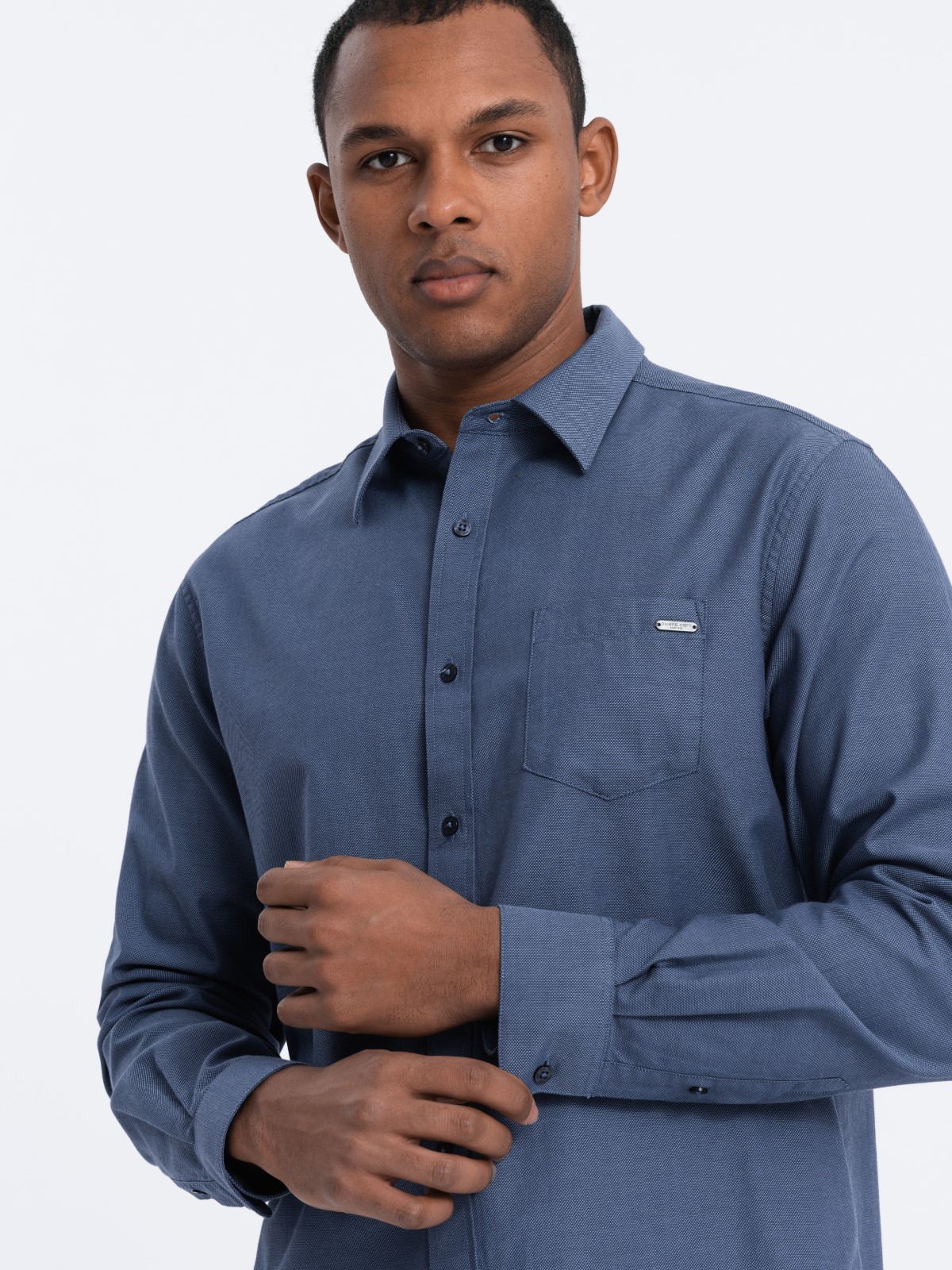 Levně Pánská bavlněná košile REGULAR FIT s kapsou - modrá V3 OM-SHCS-0147