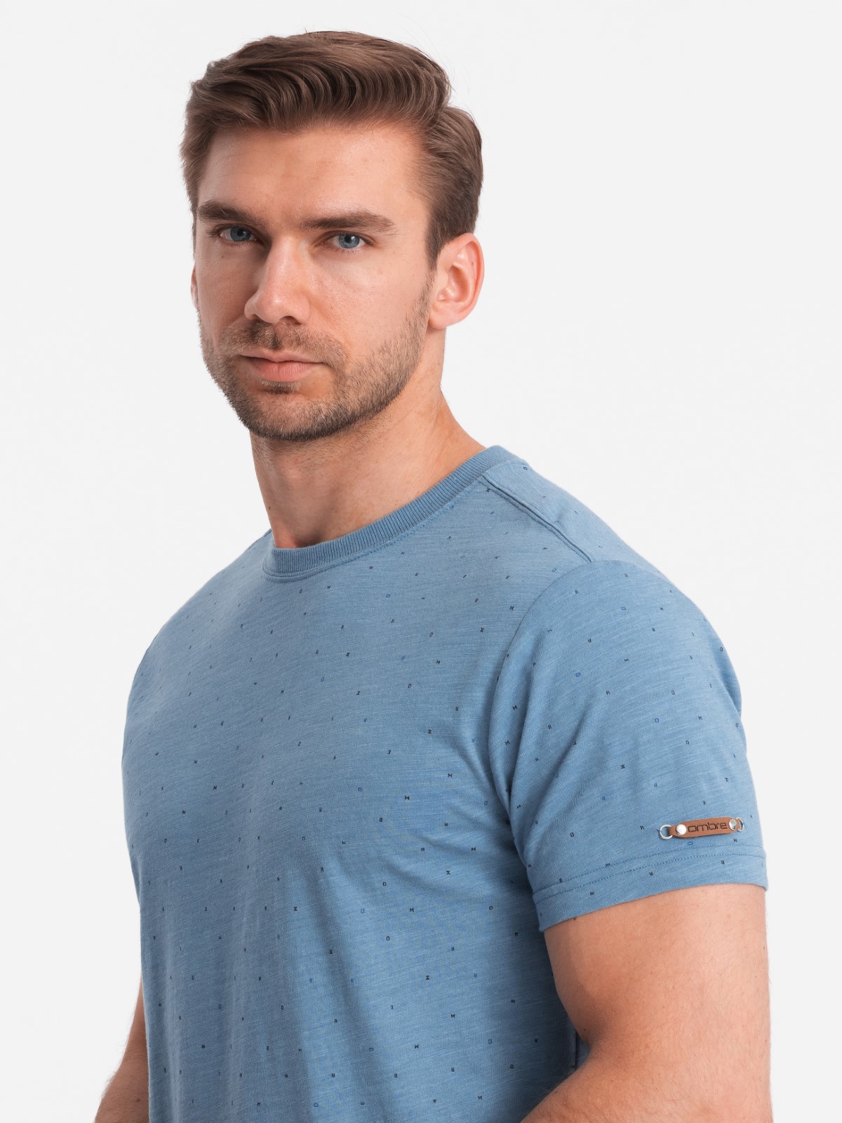 Levně Pánské celopotištěné tričko s barevnými písmeny - modrá džínovina V4 OM-TSFP-0185