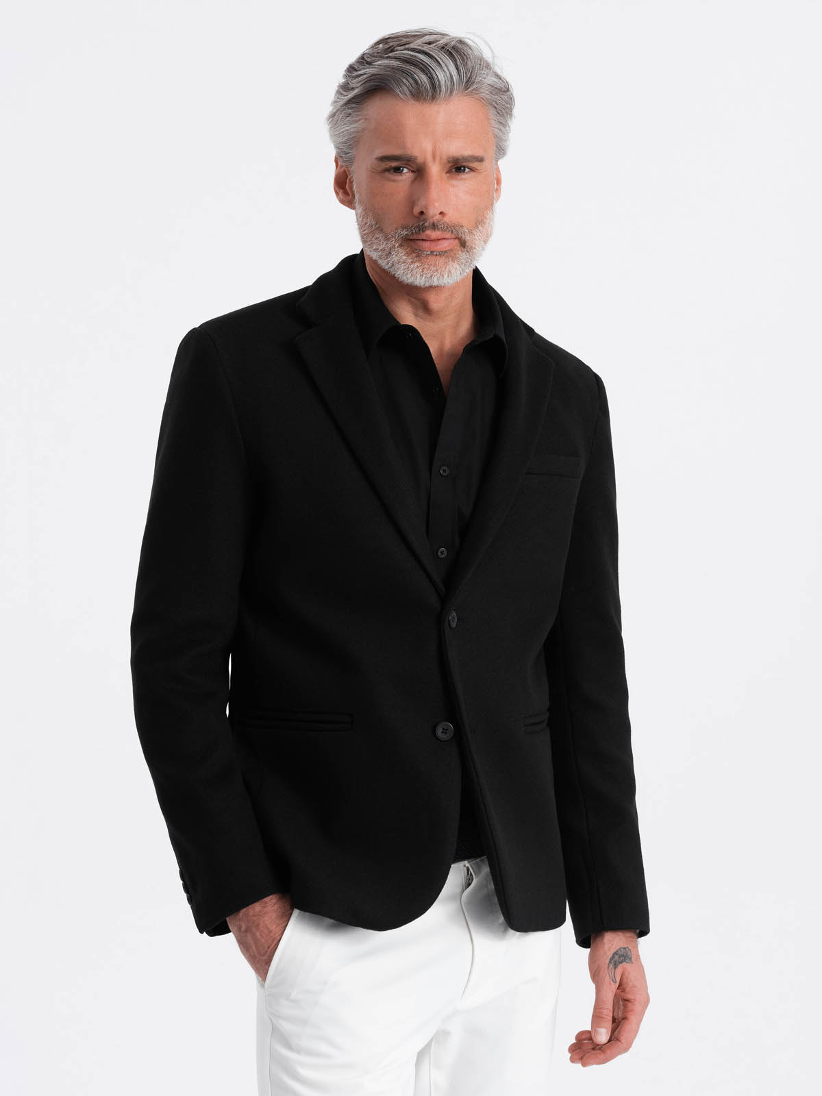 Levně Pánské sako s ozdobnými knoflíky na manžetách - černé V3 OM-BLZB-0118
