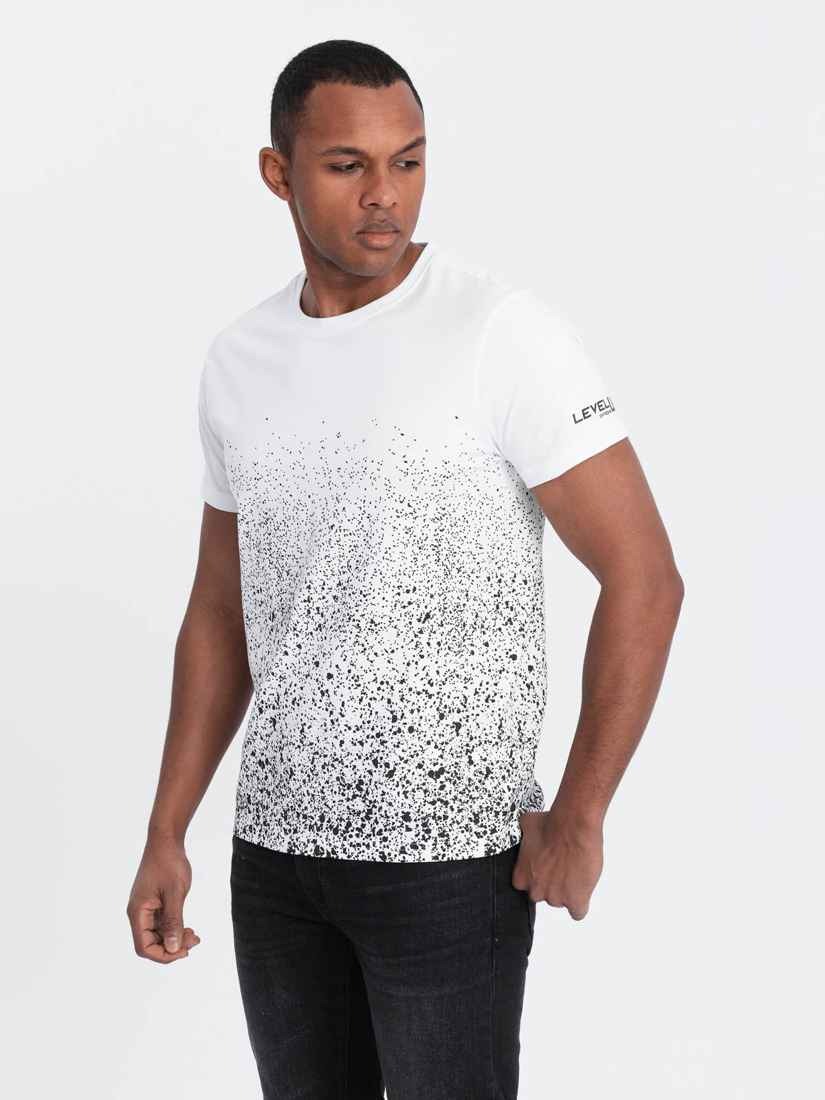 Levně Pánské bavlněné tričko s gradientním potiskem - bílé V1 OM-TSPT-22SS-001