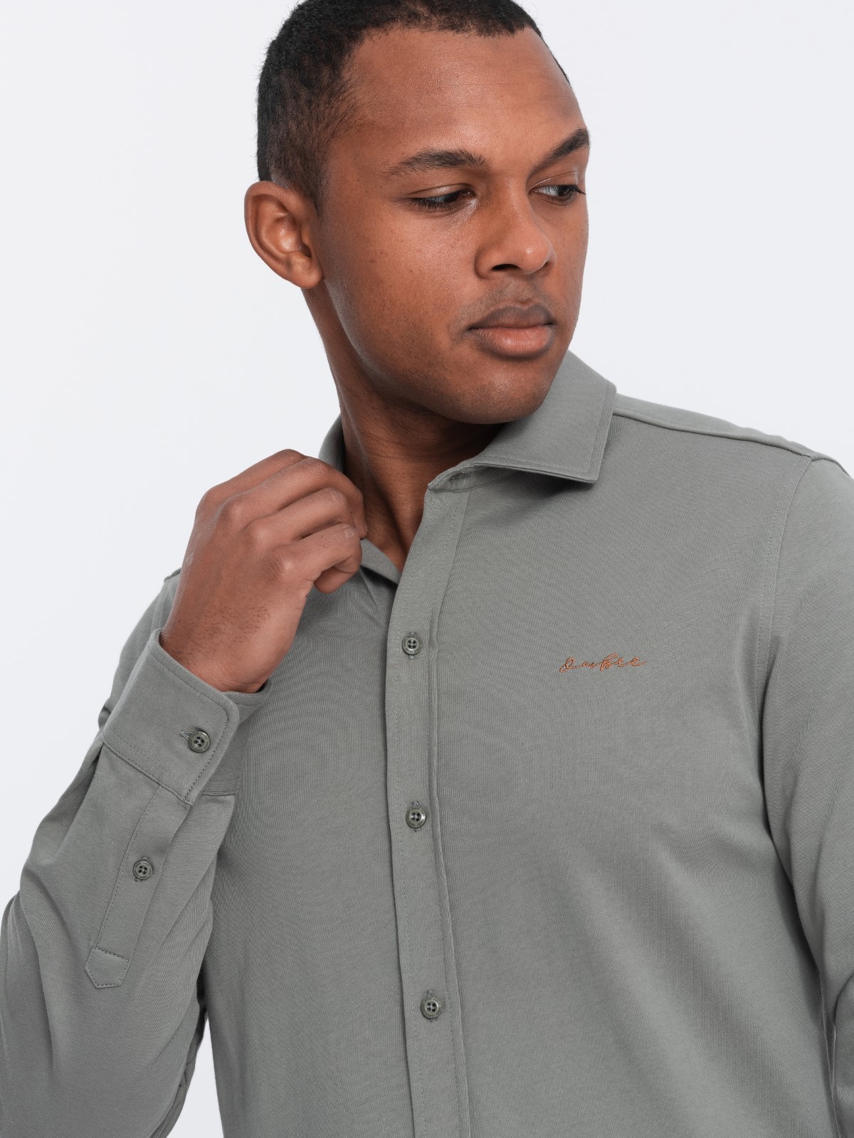 Levně Pánská bavlněná košile REGULAR z jednoduchého žerzejového úpletu - světle khaki V4 OM-SHCS-0138