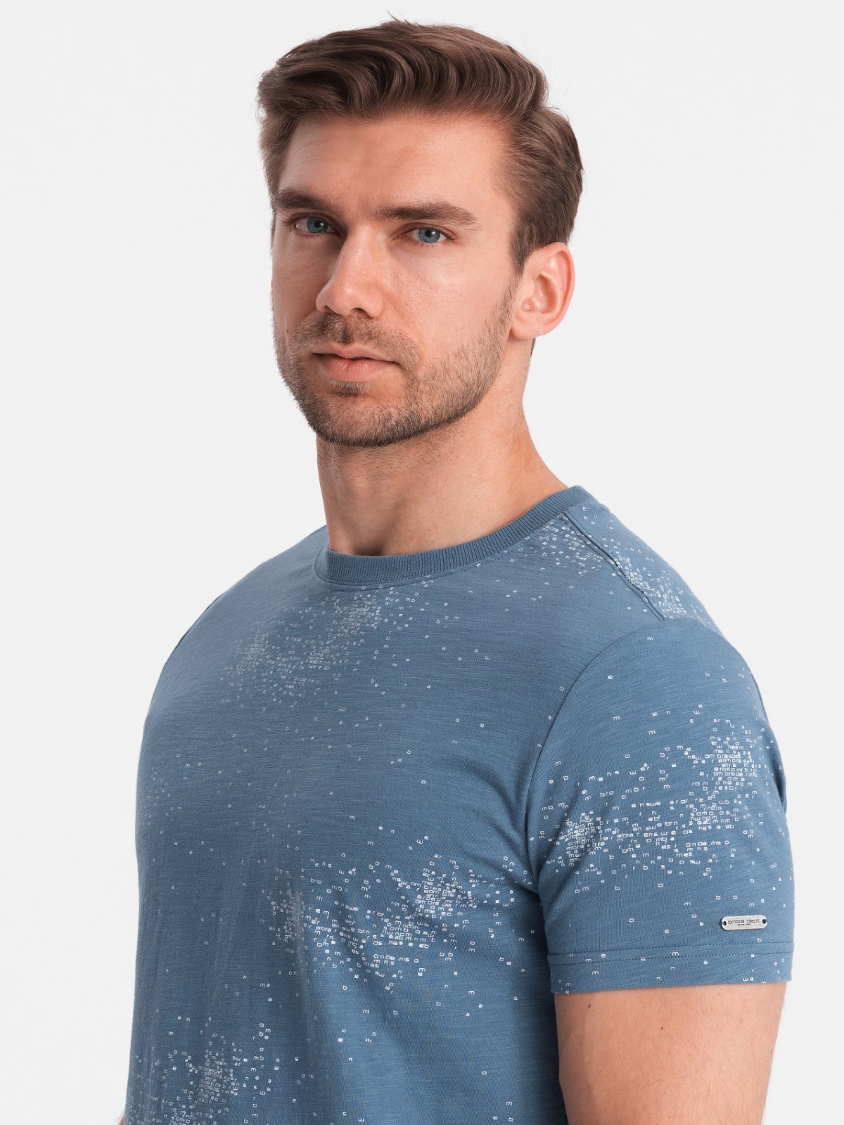 Levně Pánské tričko s celoplošným potiskem a rozsypanými písmeny - modrá džínovina V3 OM-TSFP-0179
