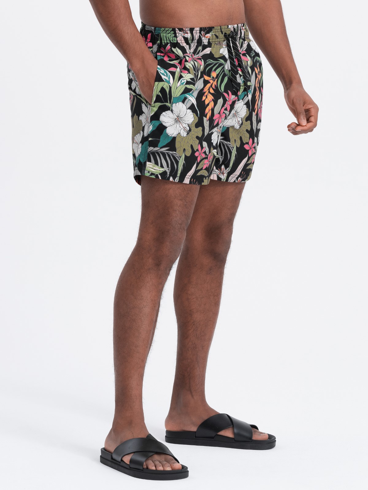 Levně Pánské květované plavecké šortky - černé V3 OM-SRBS-0140