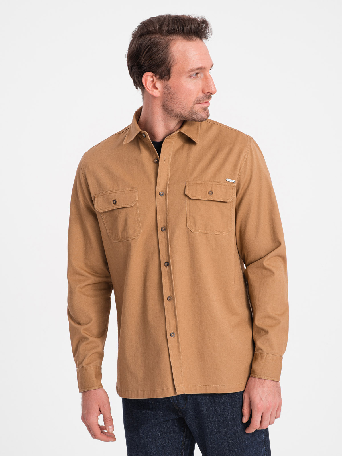 Levně Pánská bavlněná košile REGULAR FIT s kapsami na knoflíky - velbloudí V2 OM-SHCS-0146