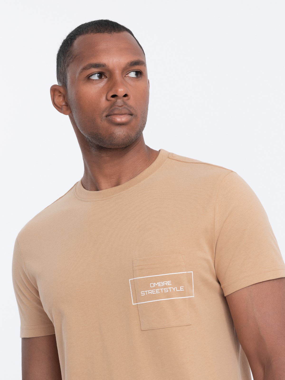 Levně Pánské bavlněné tričko s potiskem kapes - světle hnědé V6 S1742