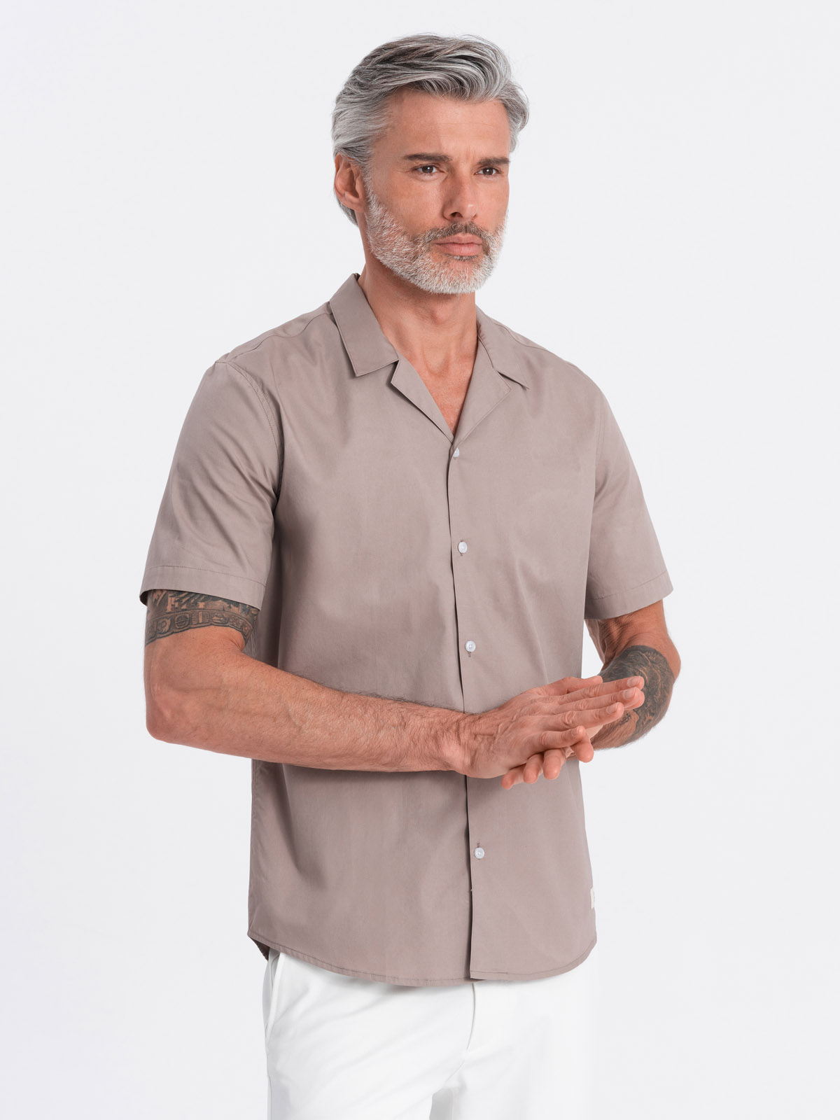 Levně Pánská košile s krátkým rukávem a kubánským límcem - tmavě béžová V3 OM-SHSS-0168