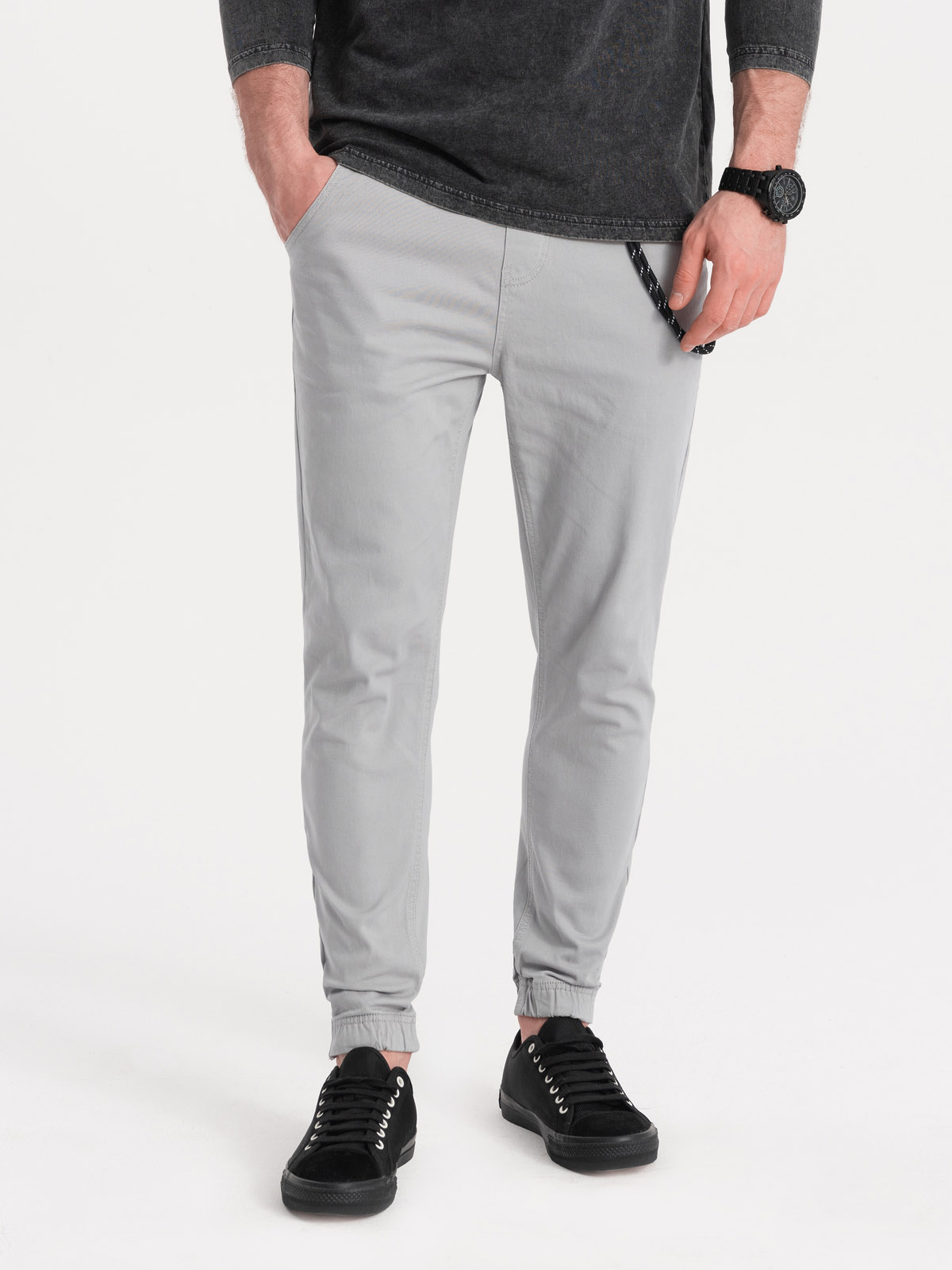 Levně Pánské látkové kalhoty JOGGERS s ozdobnou šňůrkou - světle šedé V2 P908