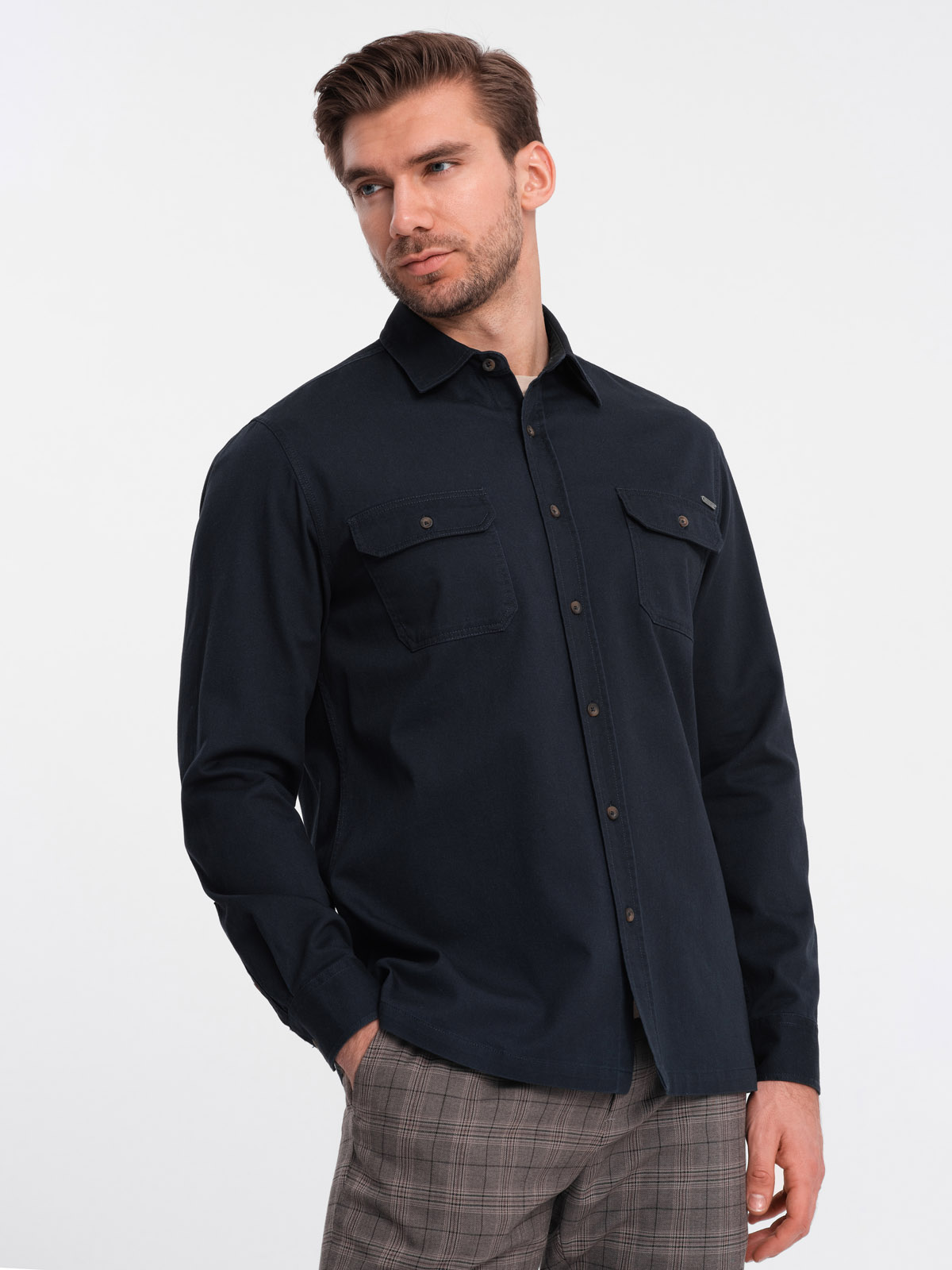 Levně Pánská bavlněná košile REGULAR FIT s kapsami na knoflíky - tmavě modrá V3 OM-SHCS-0146