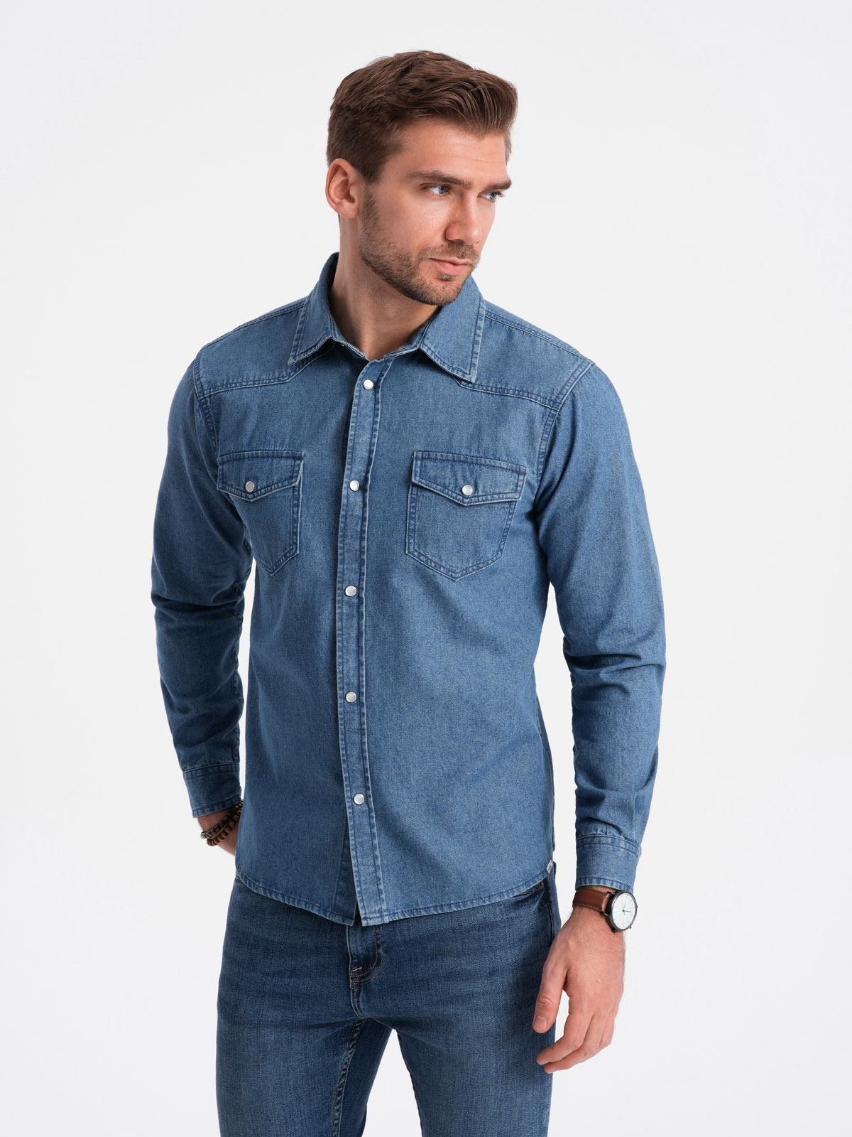 Levně Pánská džínová košile na patentky s kapsami - modrá V2 OM-SHDS-0115