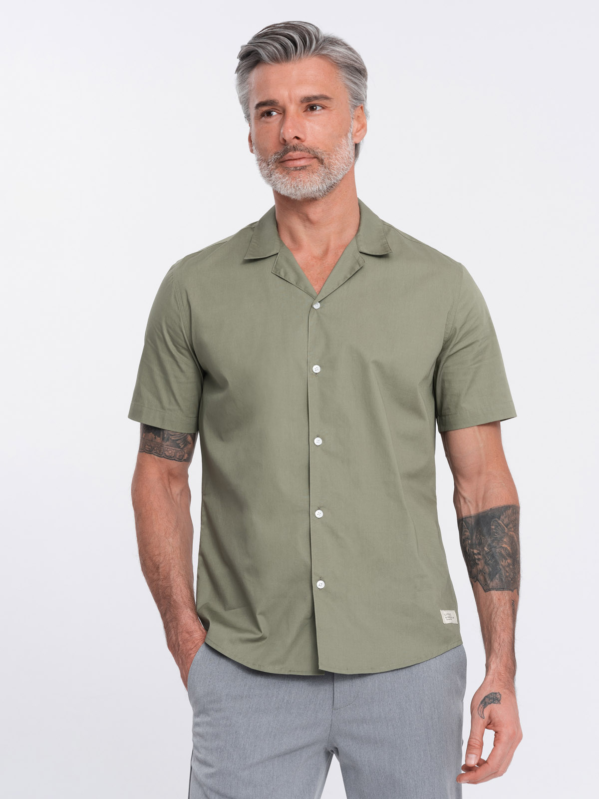 Levně Pánská košile s krátkým rukávem a kubánským límcem - khaki V4 OM-SHSS-0168