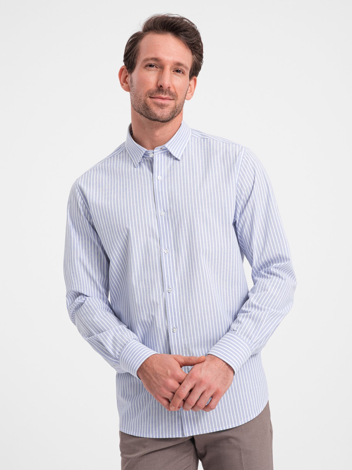 Levně Pánská bavlněná košile REGULAR FIT se svislými pruhy - modrá a bílá OM-SHOS-0155
