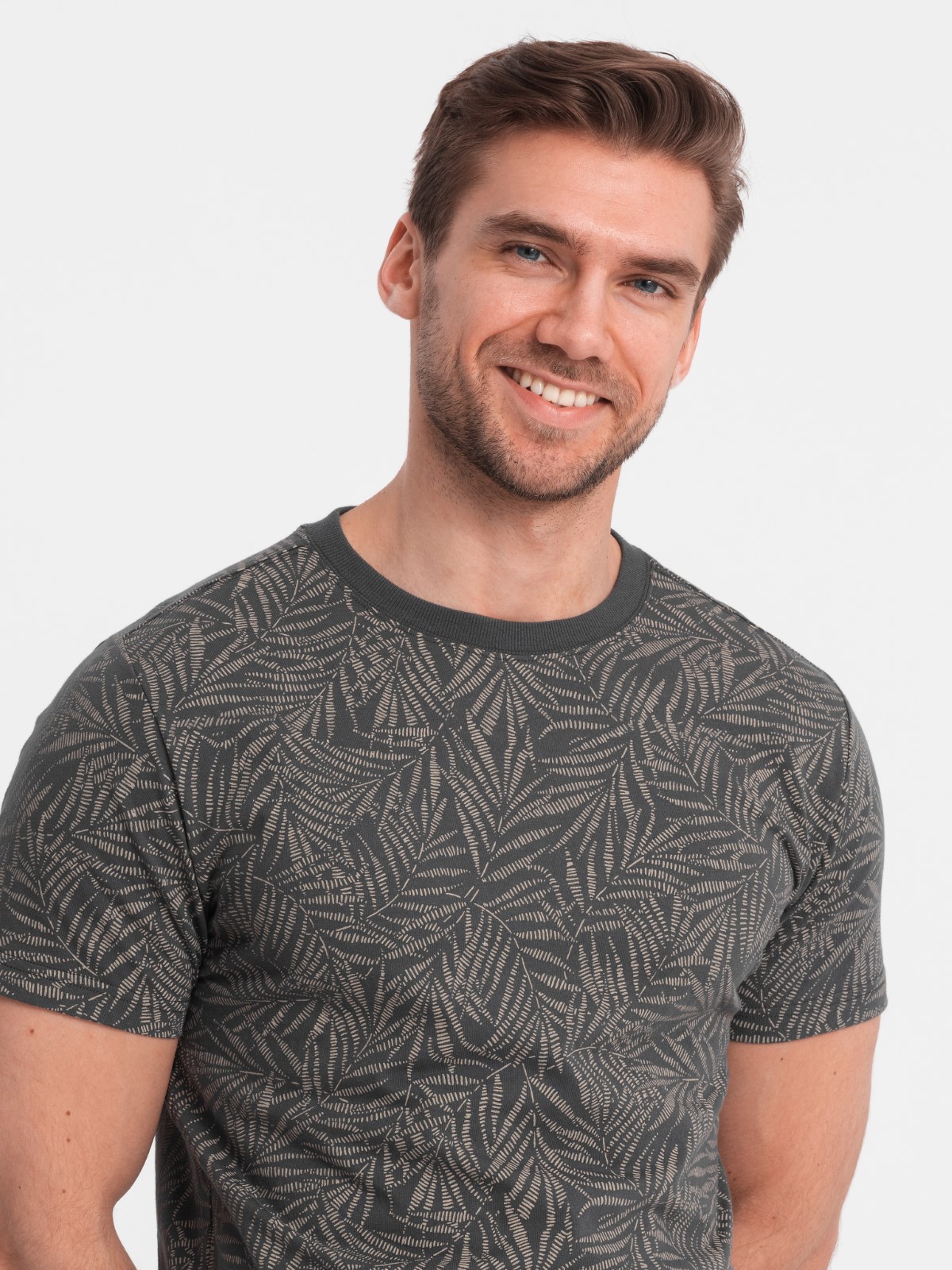 Levně Pánské tričko s celoplošným potiskem palmových listů - grafitové V4 OM-TSFP-0182